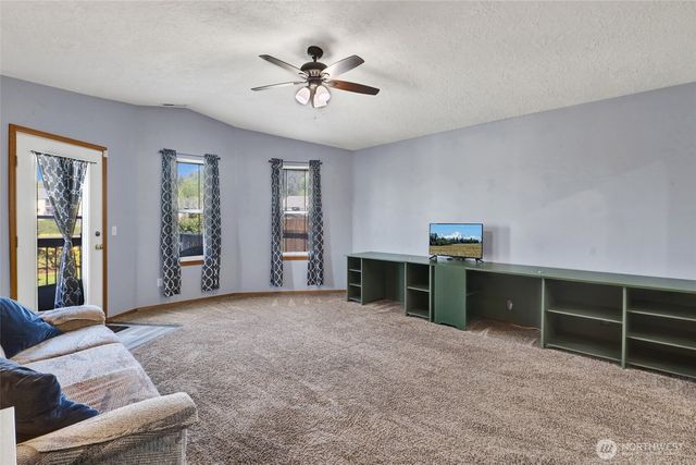 14 Canary Court, Longview, WA 98632