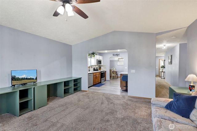14 Canary Court, Longview, WA 98632