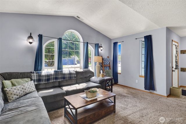 14 Canary Court, Longview, WA 98632