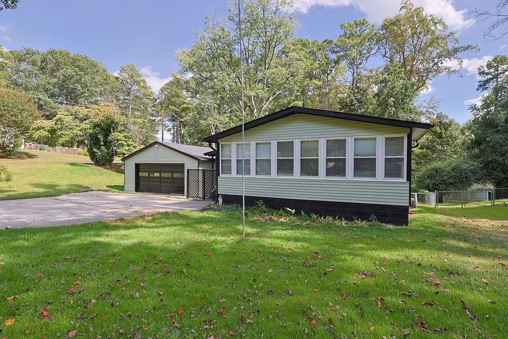Image 2 of property listing at 3029 Flamingo Drive, Decatur, GA 30033