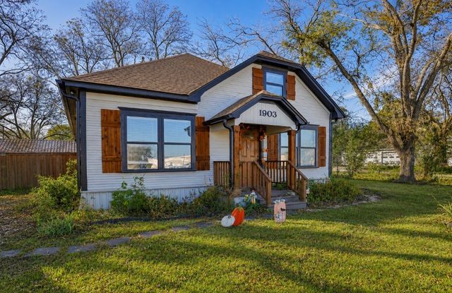 1903 N Weaver Street, Gainesville, TX 76240
