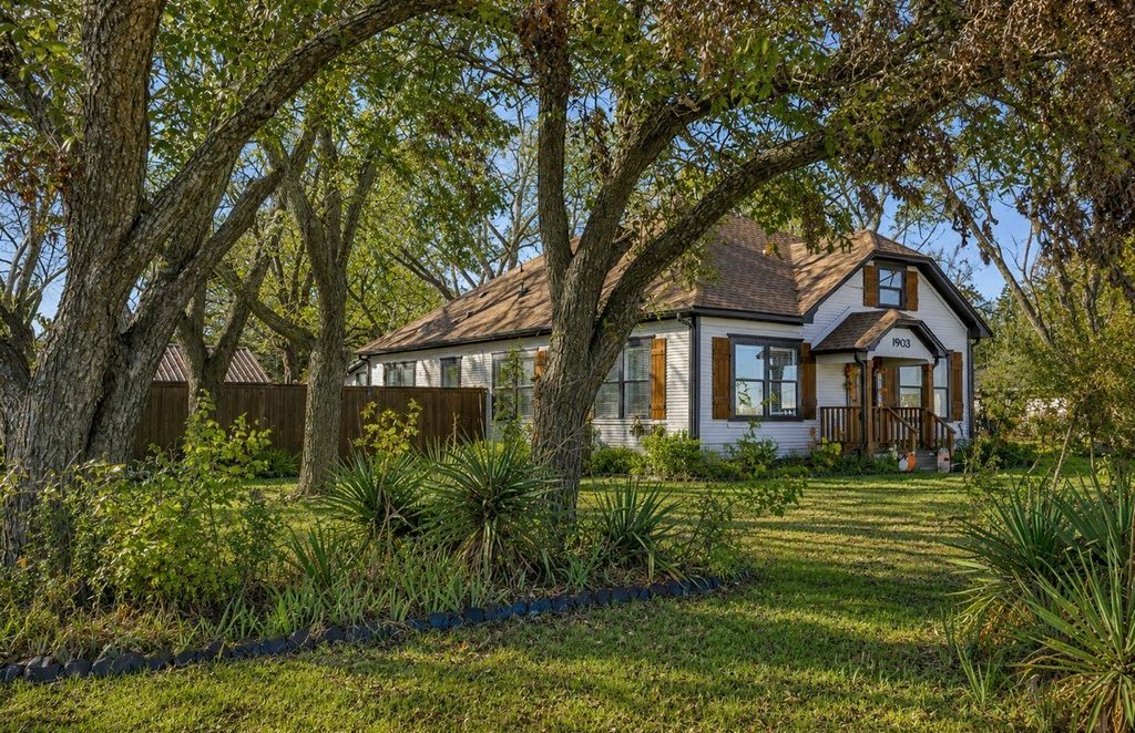 1903 N Weaver Street, Gainesville, TX 76240