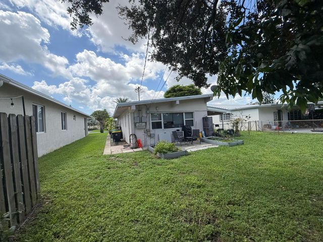 37 SE 14TH Street 12, Dania Beach, FL 33004