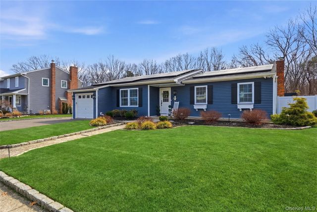 28 Berkshire Road, Holbrook, NY 11741