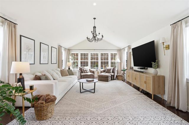 28 Berkshire Road, Holbrook, NY 11741