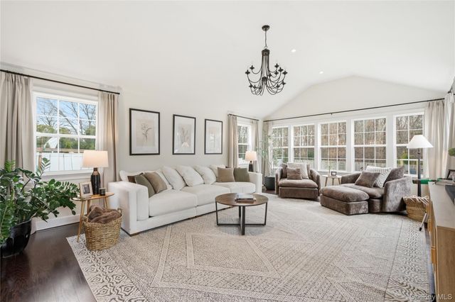 28 Berkshire Road, Holbrook, NY 11741