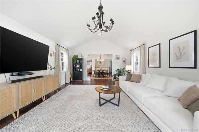 28 Berkshire Road, Holbrook, NY 11741