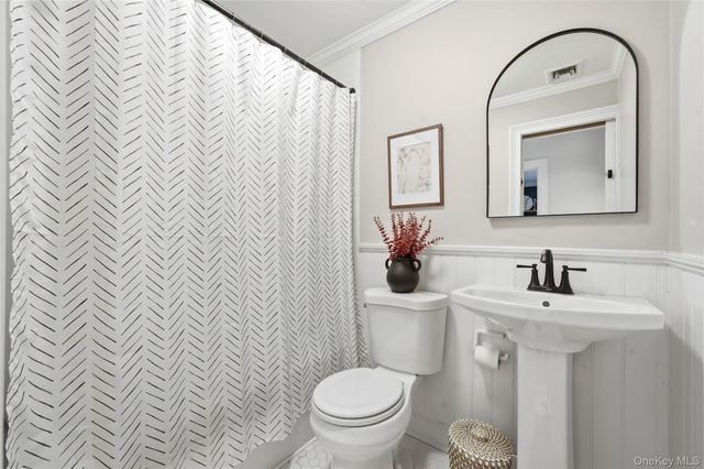 28 Berkshire Road, Holbrook, NY 11741