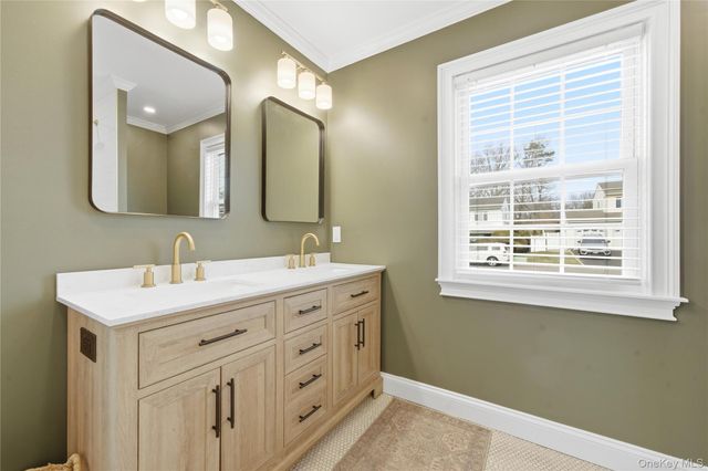 28 Berkshire Road, Holbrook, NY 11741