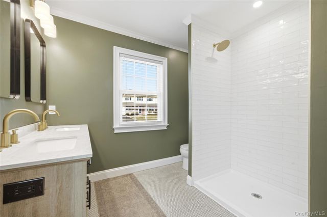 28 Berkshire Road, Holbrook, NY 11741