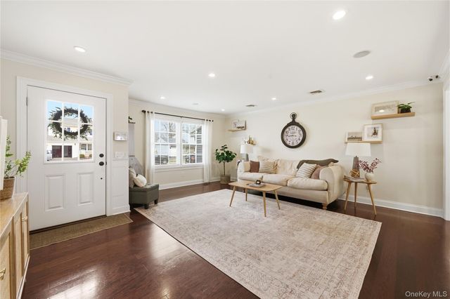 28 Berkshire Road, Holbrook, NY 11741