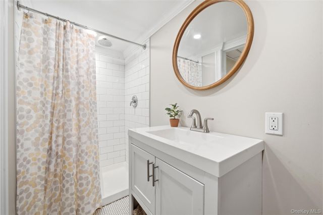 28 Berkshire Road, Holbrook, NY 11741