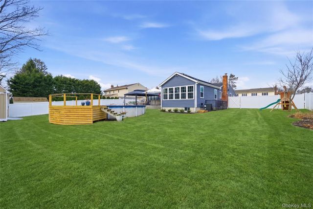 28 Berkshire Road, Holbrook, NY 11741