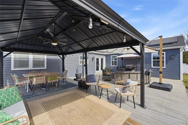 28 Berkshire Road, Holbrook, NY 11741