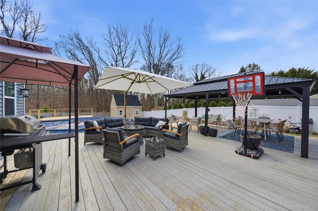 28 Berkshire Road, Holbrook, NY 11741