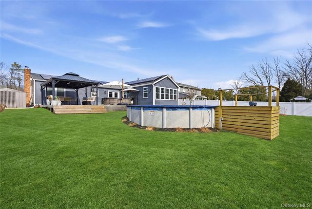 28 Berkshire Road, Holbrook, NY 11741