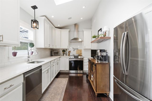 28 Berkshire Road, Holbrook, NY 11741