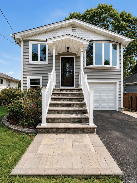 32 Dorchester Road, Ronkonkoma, NY 11779 — exterior