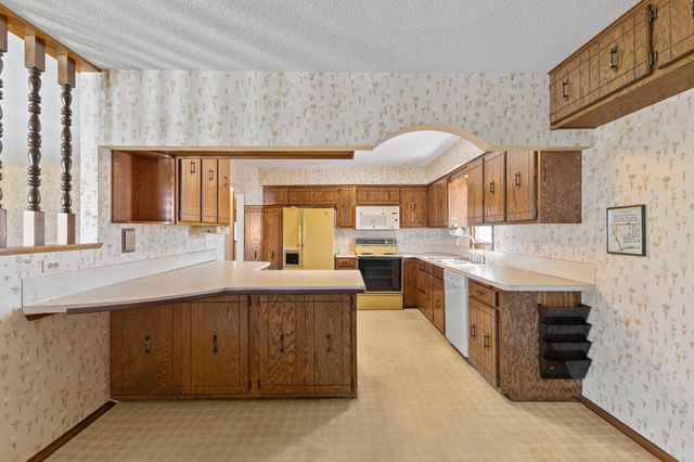 7708 82nd Avenue N, Brooklyn Park, MN 55445