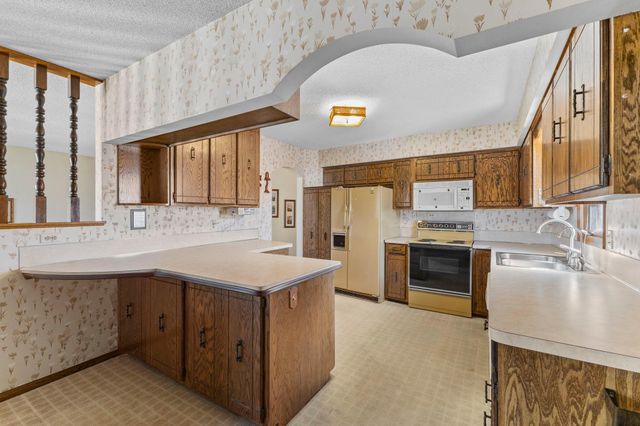 7708 82nd Avenue N, Brooklyn Park, MN 55445