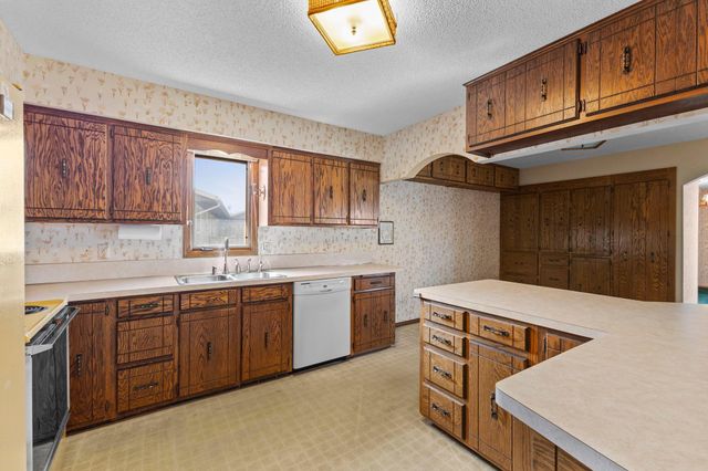 7708 82nd Avenue N, Brooklyn Park, MN 55445