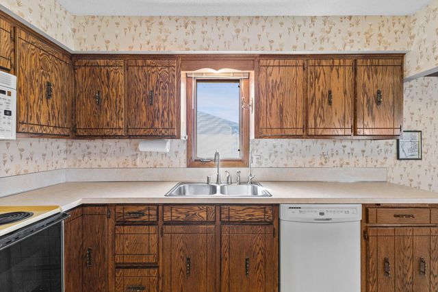 7708 82nd Avenue N, Brooklyn Park, MN 55445