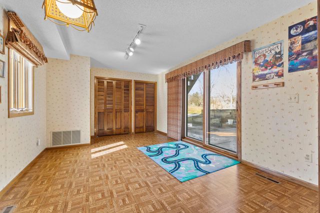 7708 82nd Avenue N, Brooklyn Park, MN 55445