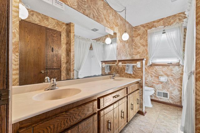 7708 82nd Avenue N, Brooklyn Park, MN 55445