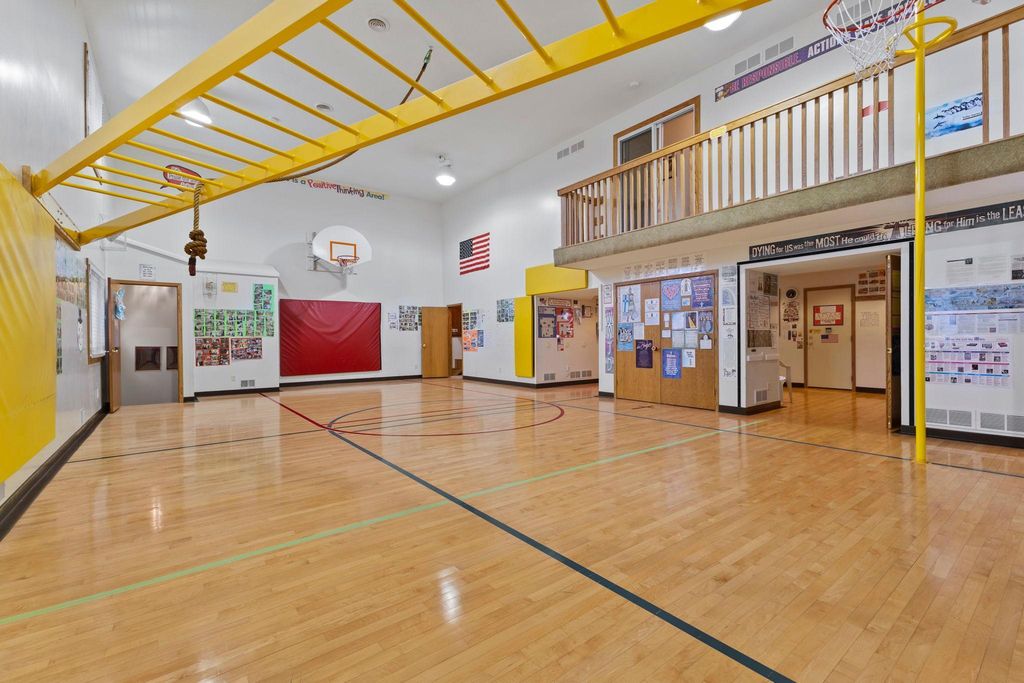 7708 82nd Avenue N, Brooklyn Park, MN 55445