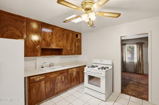 943 W Calle Garcia, Tucson, AZ 85706