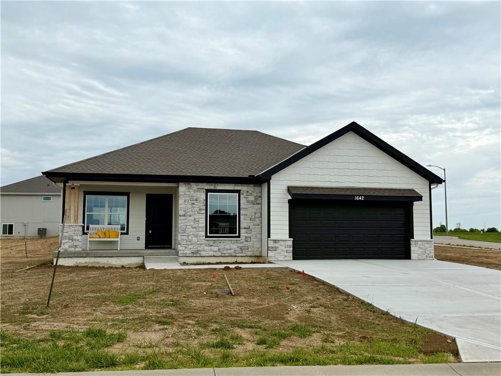 1642 N 157th Terrace, Basehor, KS 66007