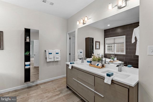 44020 RIVERPOINT DR, Leesburg, VA 20176