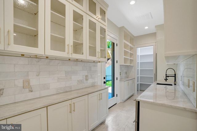 2816 N JEFFERSON ST, Arlington, VA 22207