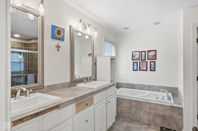 4335 Riverbirch Run, Zionsville, IN 46077