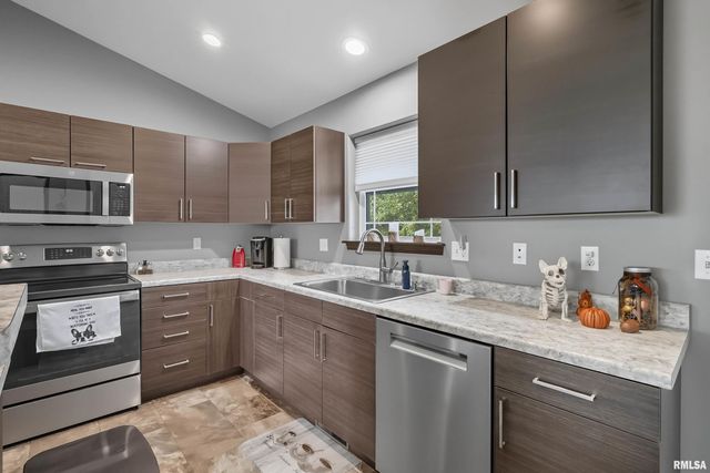 1564 Olde Brandy Lane, Davenport, IA 52807