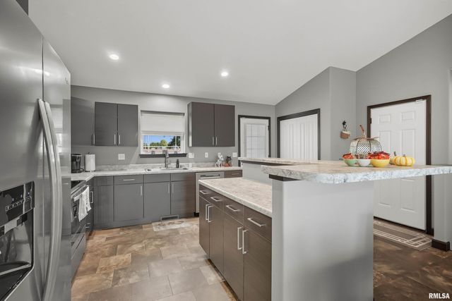 1564 Olde Brandy Lane, Davenport, IA 52807