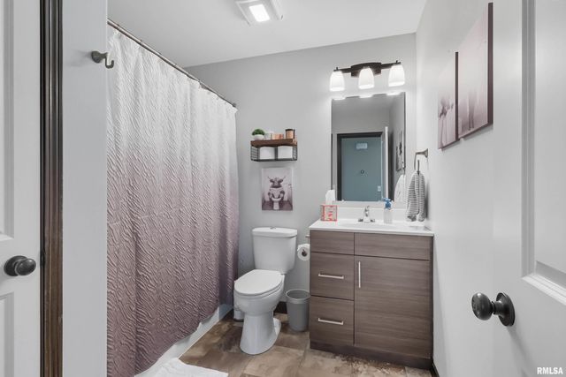 1564 Olde Brandy Lane, Davenport, IA 52807