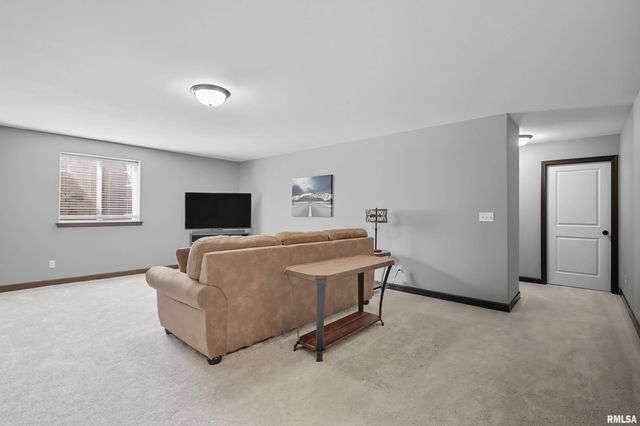 1564 Olde Brandy Lane, Davenport, IA 52807