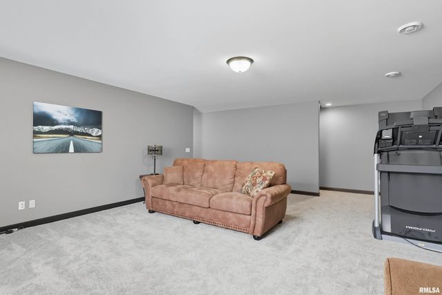 1564 Olde Brandy Lane, Davenport, IA 52807