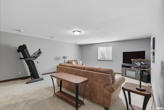 1564 Olde Brandy Lane, Davenport, IA 52807