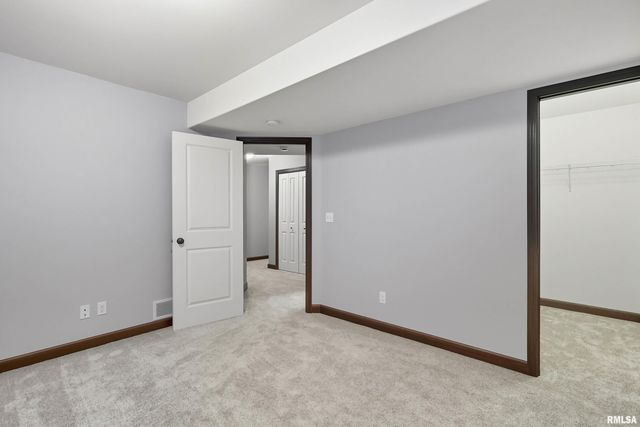 1564 Olde Brandy Lane, Davenport, IA 52807