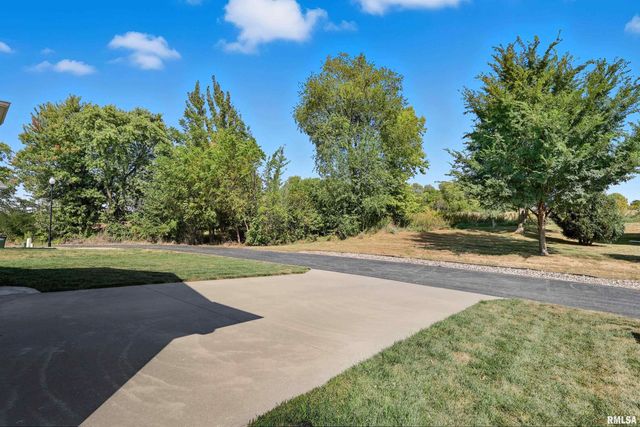 1564 Olde Brandy Lane, Davenport, IA 52807