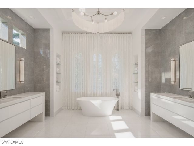 997 Spyglass LN, Naples, FL 34102