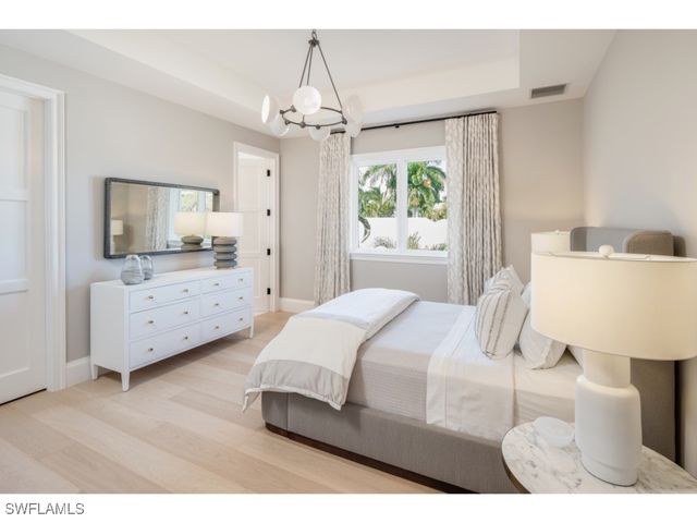 997 Spyglass LN, Naples, FL 34102