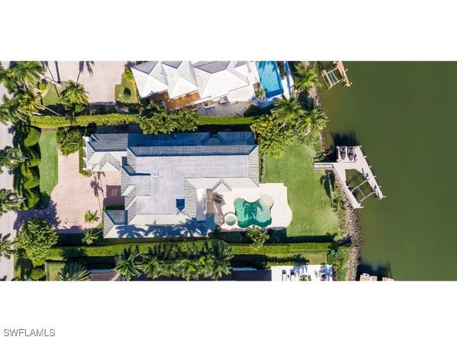 997 Spyglass LN, Naples, FL 34102