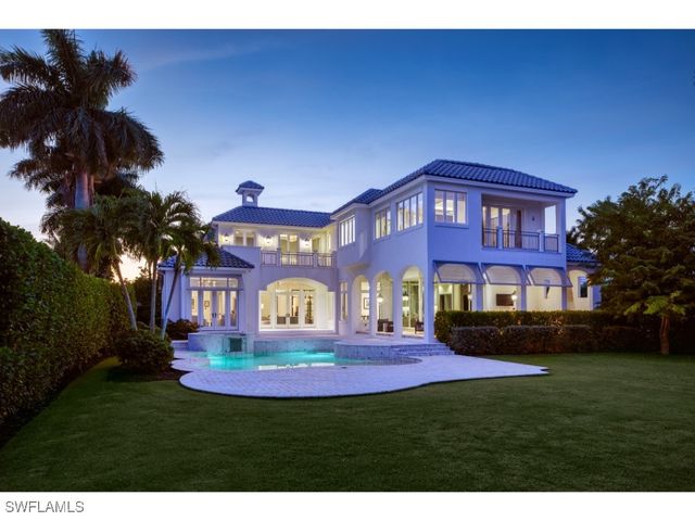 997 Spyglass LN, Naples, FL 34102