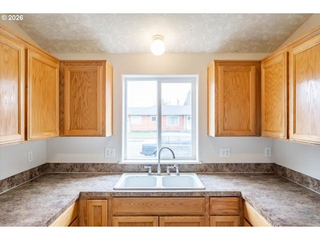 1525 PARK Ave Ne, Salem, OR 97301