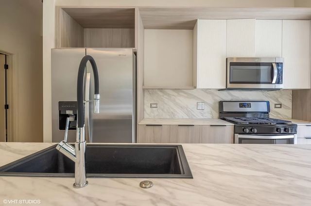 4181 W Belmont Avenue 102, Chicago, IL 60641