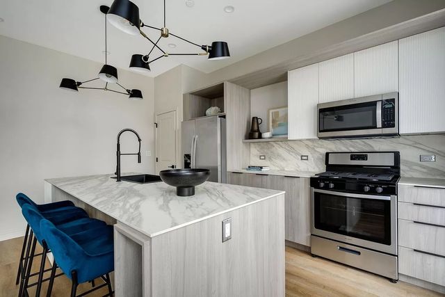 4181 W Belmont Avenue 102, Chicago, IL 60641