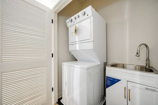 4181 W Belmont Avenue 102, Chicago, IL 60641